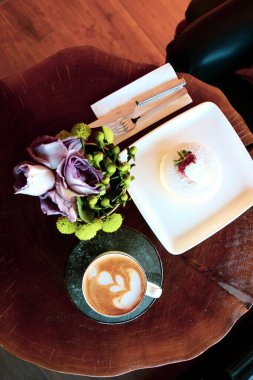 Bir dilim lezzetli kek ve bir fincan kahve.