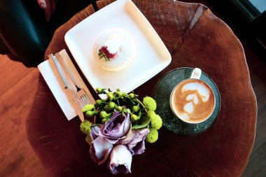 Bir dilim lezzetli kek ve bir fincan kahve.