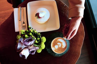 Bir dilim lezzetli kek ve bir fincan kahve.