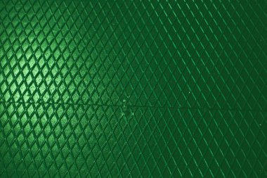 Yeşil metal desenli çelik arka plan. Delinmiş metal levha.