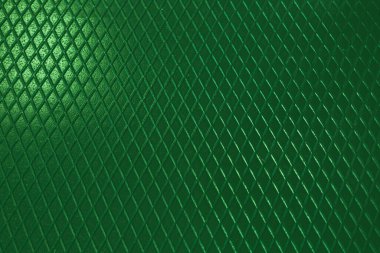 Yeşil metal desenli çelik arka plan. Delinmiş metal levha.