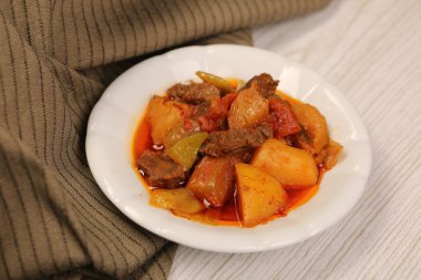 Masanın üzerinde leziz bir balgam çorbası.