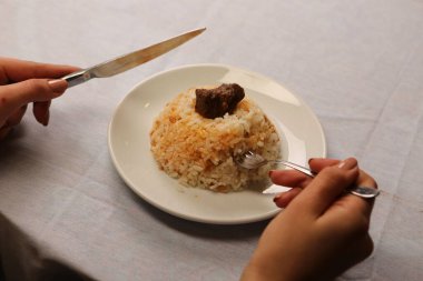 Geleneksel lezzetli Türk yemekleri; Türk tarzı pirinç pilavı, pirinc pilavi