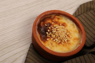 Geleneksel Türk sütlü pudingi.