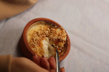 Geleneksel Türk sütlü pudingi.