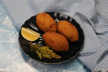 Kibbeh, Orta Doğu mutfağında (Türkçe: icli kofte) popüler bir yemektir.)