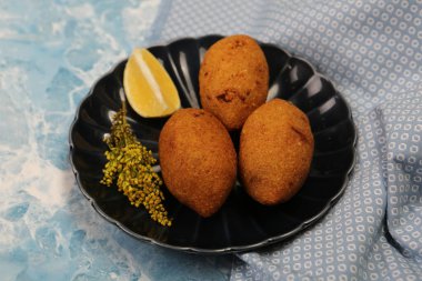 Kibbeh, Orta Doğu mutfağında (Türkçe: icli kofte) popüler bir yemektir.)