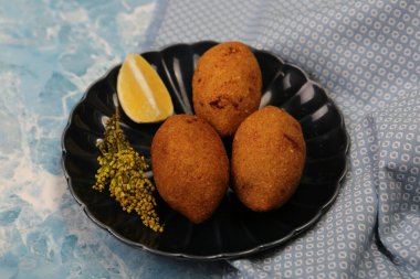 Kibbeh, Orta Doğu mutfağında (Türkçe: icli kofte) popüler bir yemektir.)