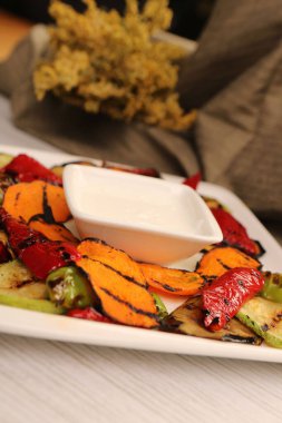 Sağlıklı sebze yemeği, karnabahar ve brokoli.