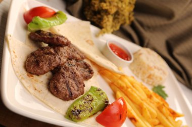 Patates kızartmalı lezzetli köfteler. 