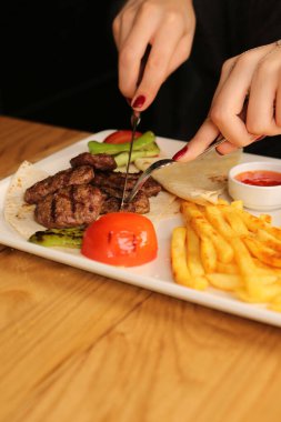Patates kızartmalı lezzetli köfteler. 