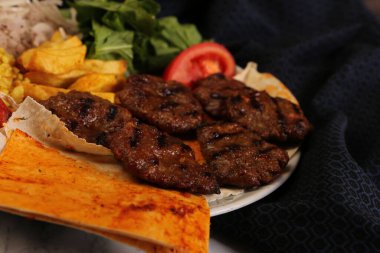 Patates kızartmalı lezzetli köfteler. 