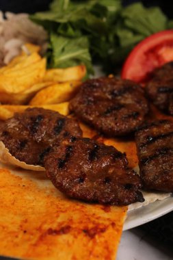 Patates kızartmalı lezzetli köfteler. 