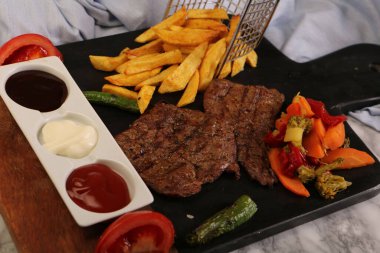 Taze ızgara biftek eti. 