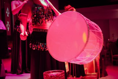 Çekici göbek dansçıları Sahnede doğulu dansçılar