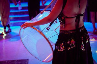 Çekici göbek dansçıları Sahnede doğulu dansçılar