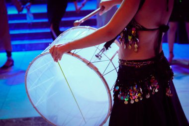 Çekici göbek dansçıları Sahnede doğulu dansçılar
