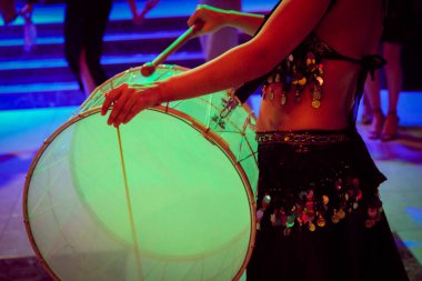 Çekici göbek dansçıları Sahnede doğulu dansçılar