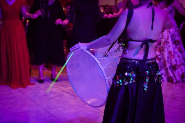 Çekici göbek dansçıları Sahnede doğulu dansçılar