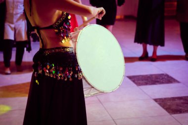 Çekici göbek dansçıları Sahnede doğulu dansçılar