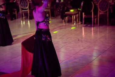 Çekici göbek dansçıları Sahnede doğulu dansçılar