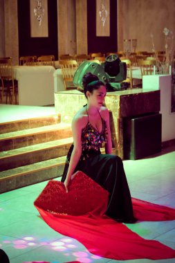 Çekici göbek dansçıları Sahnede doğulu dansçılar