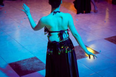 Çekici göbek dansçıları Sahnede doğulu dansçılar