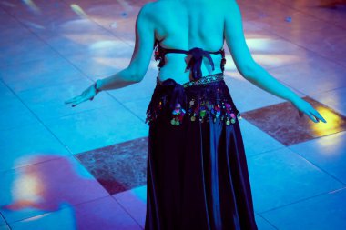 Çekici göbek dansçıları Sahnede doğulu dansçılar