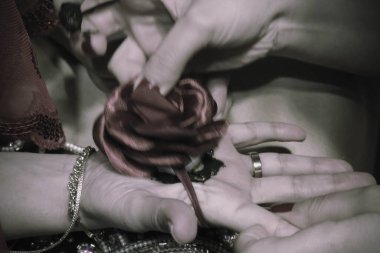 Gelinin kına gecesinde elini koyuyor. 