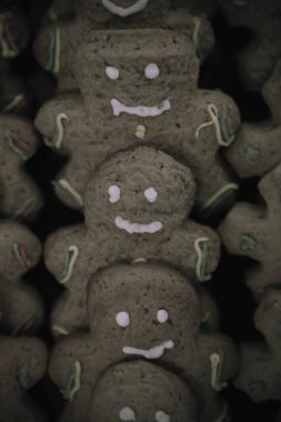 Masadaki adam şeklinde zencefilli kurabiyeler..