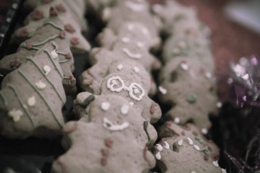 Masadaki adam şeklinde zencefilli kurabiyeler..