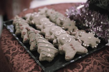 Masadaki adam şeklinde zencefilli kurabiyeler..