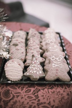 Masadaki adam şeklinde zencefilli kurabiyeler..