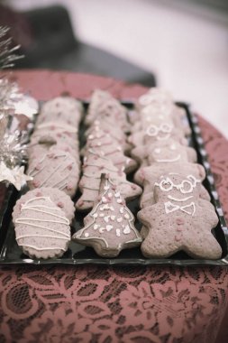 Masadaki adam şeklinde zencefilli kurabiyeler..