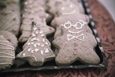 Masadaki adam şeklinde zencefilli kurabiyeler..