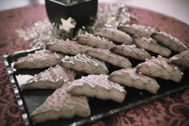 Bir grup çeşit kurabiye. Çikolata parçacıklı, yulaflı, kuru üzümlü, beyaz çikolatalı.