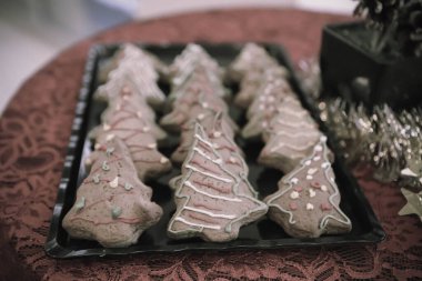 Bir grup çeşit kurabiye. Çikolata parçacıklı, yulaflı, kuru üzümlü, beyaz çikolatalı.