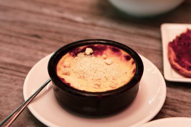 Geleneksel Türk sütlü pudingi.