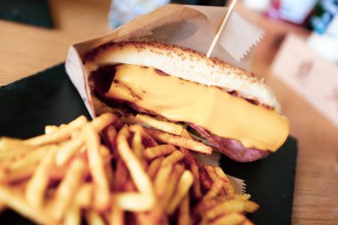 Lezzetli ev yapımı sosisli sandviç ve patates kızartması. 