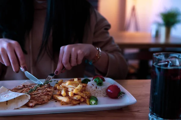 Grillade Kycklingvingar Sås Och Läckra Grönsaker — Stockfoto