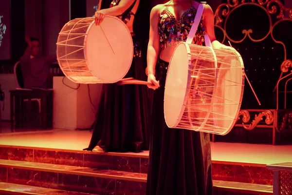 Ελκυστικοί Χορευτές Κοιλιάς Ανατολίτες Χορευτές Στη Σκηνή — Φωτογραφία Αρχείου