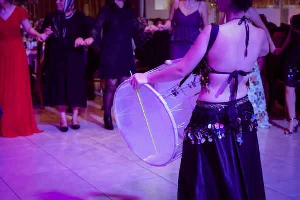 Çekici Göbek Dansçıları Sahnede Doğulu Dansçılar — Stok fotoğraf