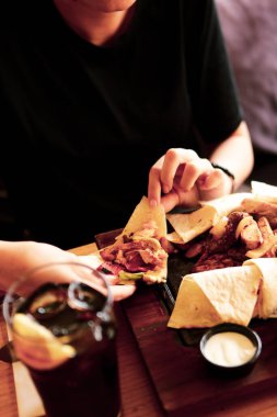 Genç bir kadın lezzetli, taze Hint yemekleri yer.