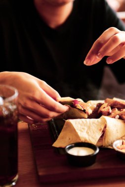 Genç bir kadın lezzetli, taze Hint yemekleri yer.