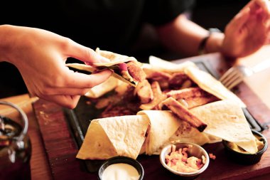 Genç bir kadın lezzetli, taze Hint yemekleri yer.