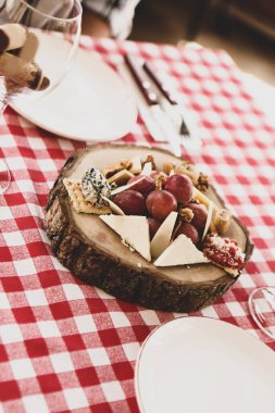 Peynir tabağı, gurme şarap ve peynir tabağı.