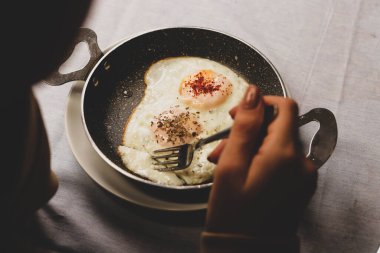 Masada nefis çırpılmış yumurta. 