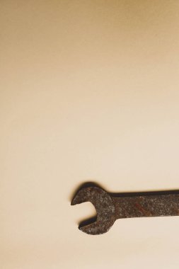 Beyaz arkaplanda paslı bir otomatik anahtar