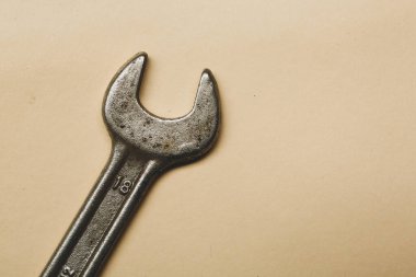 Beyaz arkaplanda paslı bir otomatik anahtar