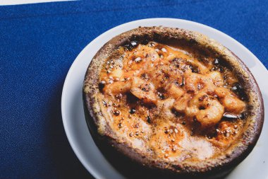 Tereyağı soslu kızarmış deniz ürünleri karidesi.